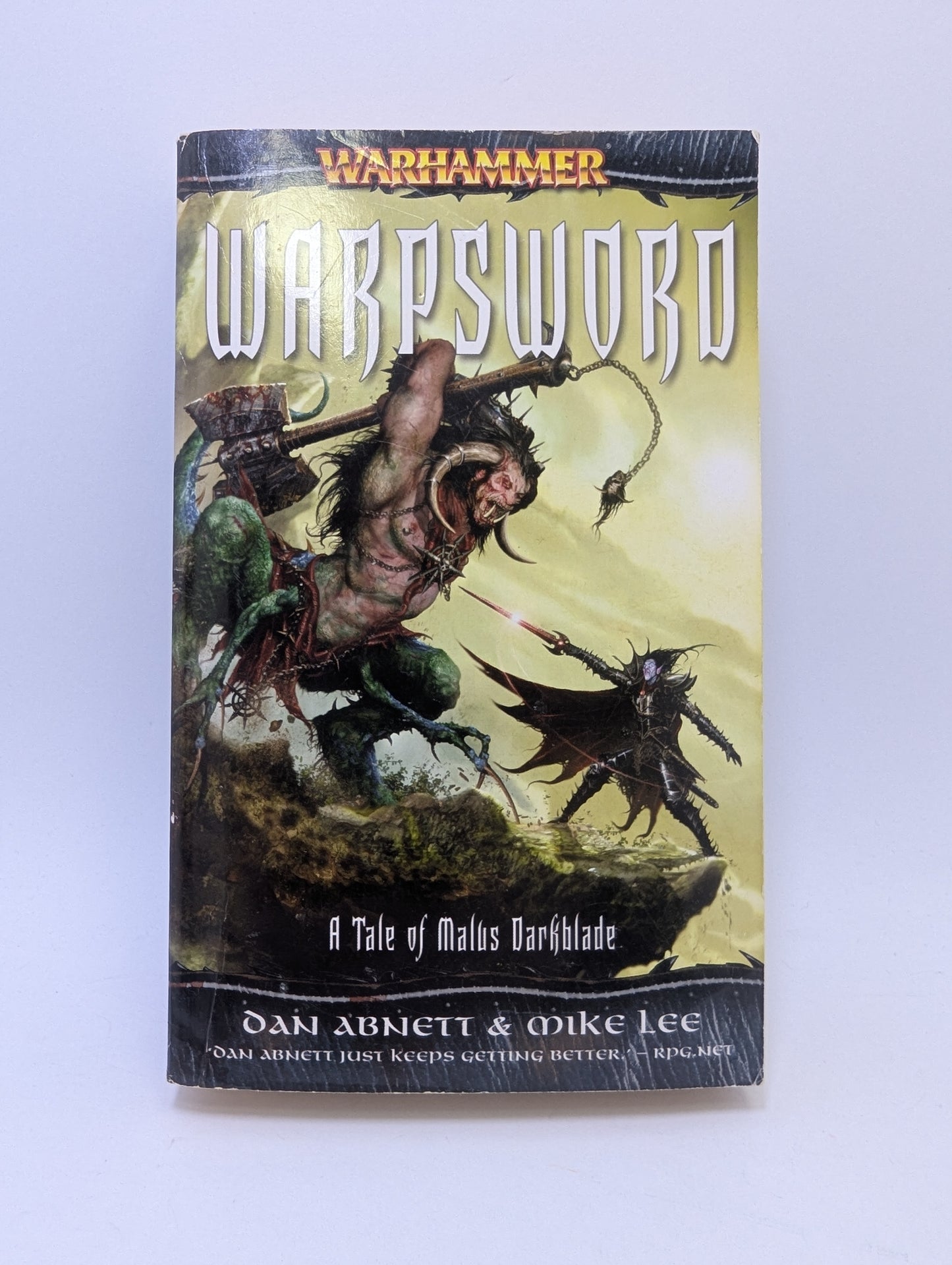 Warhammer Fantasy knyga „Warpsword: A Tale of Malus Darkblade“ su Juodųjų Elfų herojumi ir grimdark stiliaus viršelio dizainu.
