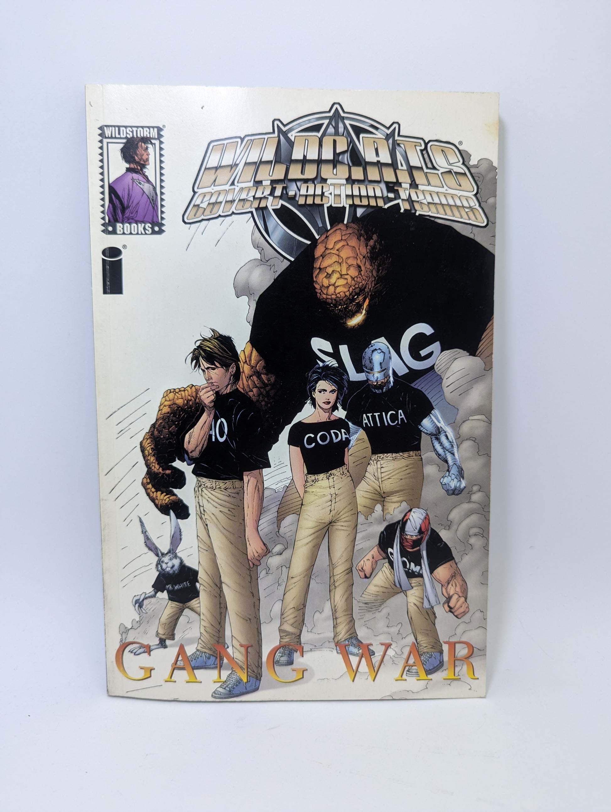 Grafinės novelės WildC.A.T.s: Gang War viršelis su komandos nariais kovos sūkuryje.