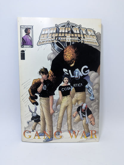 Grafinės novelės WildC.A.T.s: Gang War viršelis su komandos nariais kovos sūkuryje.