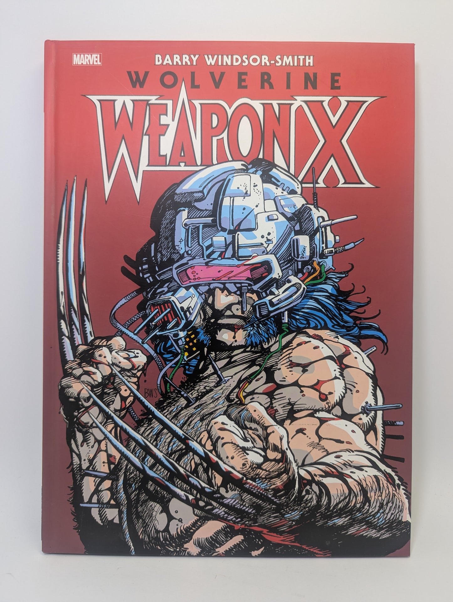 Grafinės novelės Wolverine: Weapon X viršelis su metaliniais laidais apipintu Logano atvaizdu.