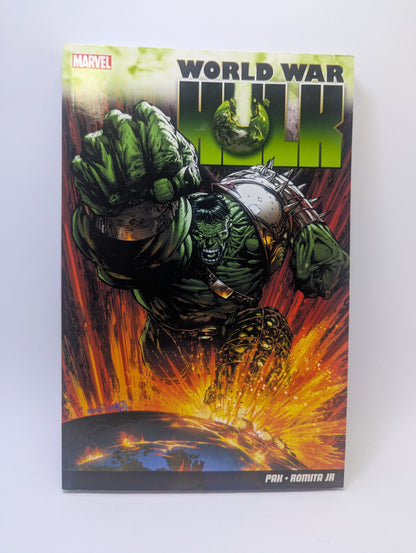 „World War Hulk“ grafinės novelės viršelis su šarvuotu ir įniršusiu Halku.